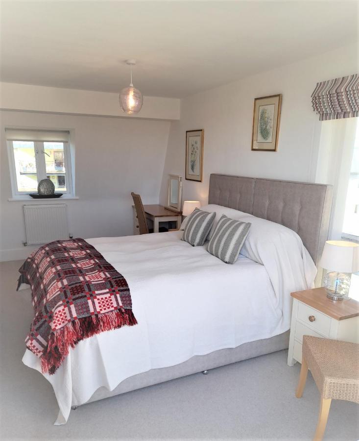 Crow'S Nest Penthouse Apartment With Free Spa Access Somerford Keynes Exterior photo