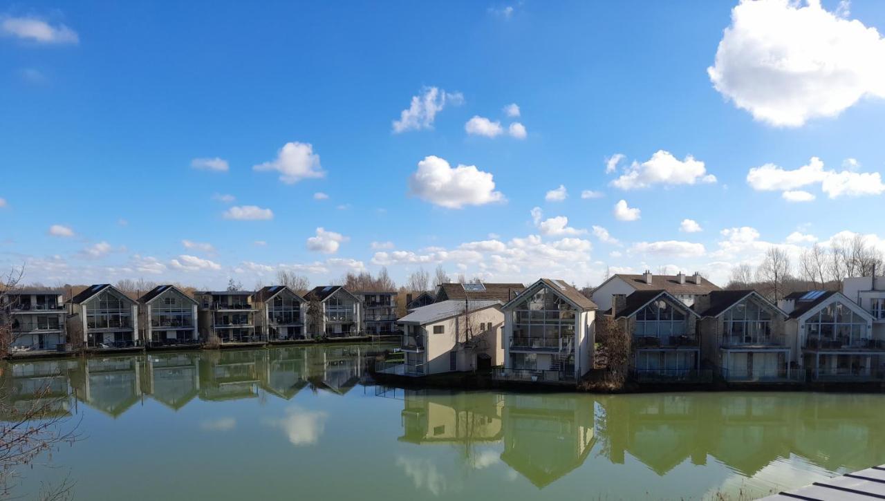 Crow'S Nest Penthouse Apartment With Free Spa Access Somerford Keynes Exterior photo