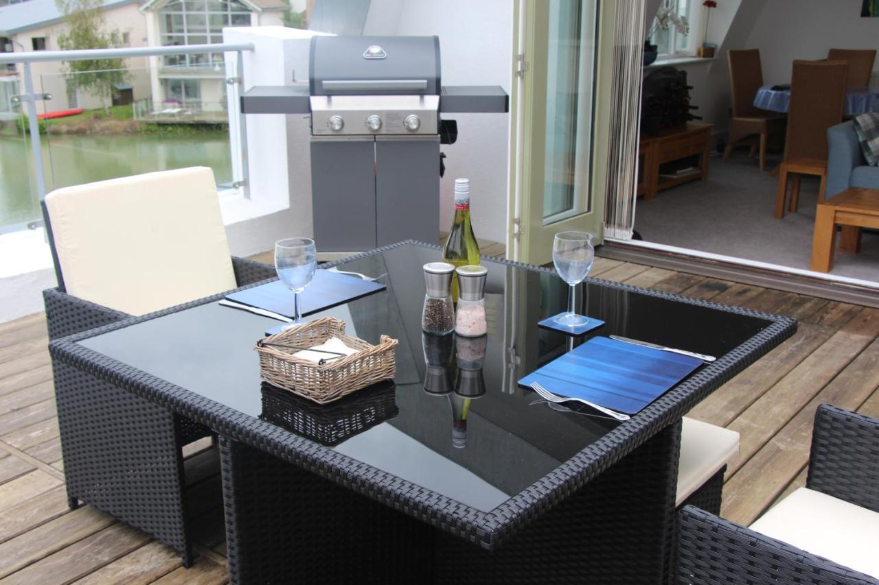 Crow'S Nest Penthouse Apartment With Free Spa Access Somerford Keynes Exterior photo