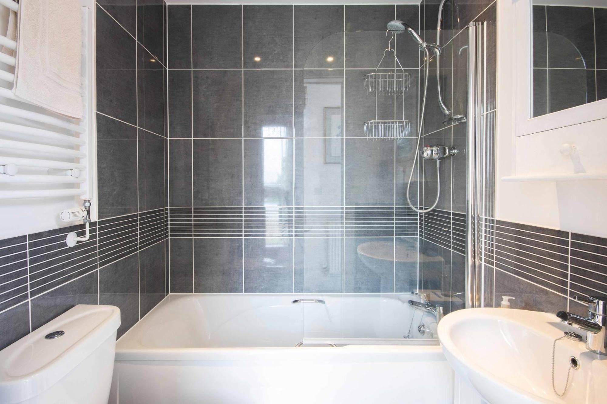 Crow'S Nest Penthouse Apartment With Free Spa Access Somerford Keynes Exterior photo